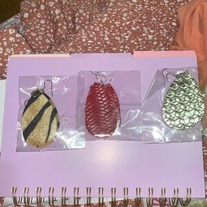 3 fashion earrings​